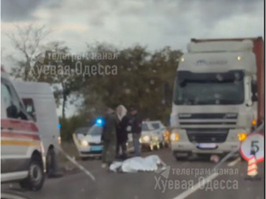 Один військовий загинув на місці, другий — у «швидкій»: фура знесла блокпост біля Одеси (відео)