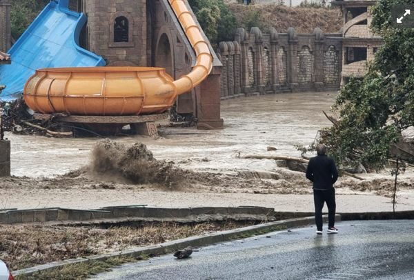 Повінь у Болгарії: зруйновані будівлі, закриті дороги, влада оголосила надзвичайний стан (фото та відео)