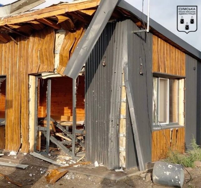 Росіяни вдарили по центру Чернігова, лікарні у Херсоні та базі відпочинку у Сумах (фото, відео)