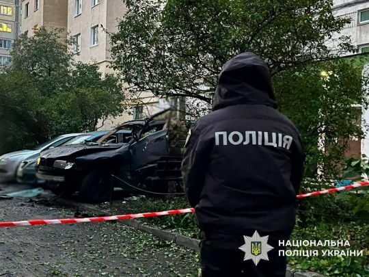 У Києві вибухнуло авто, під водійське сидіння заклали вибухівку (фото)