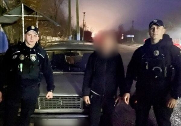 Выбросил на дорогу: в Одесской области мужчина пытался избавиться от щенков
