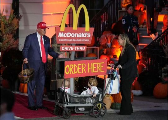 Дональд і Меланія Трамп відзначили Гелловін у Білому домі