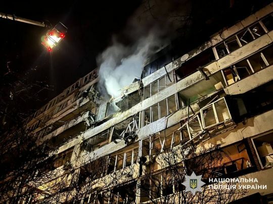 Росіяни вдарили по Києву і областлі балістикою та «Шахедами»: палають будинки, є загиблі та постраждалі (фото, відео)