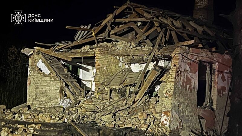 Росіяни вдарили по Києву і областлі балістикою та «Шахедами»: палають будинки, є загиблі та постраждалі (фото, відео)