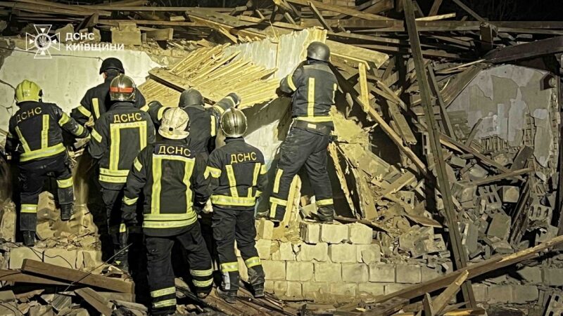 Росіяни вдарили по Києву і областлі балістикою та «Шахедами»: палають будинки, є загиблі та постраждалі (фото, відео)