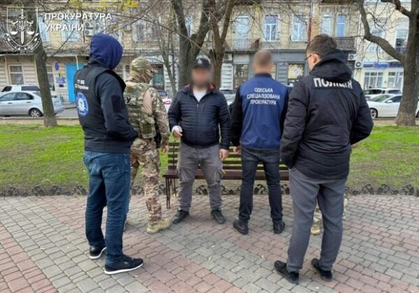 Пытался избежать наказания за пророссийские сообщения: в Одессе иностранец хотел подкупить правоохранителя
