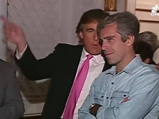 Чек від Трампа та зустріч у маєтку Мар-а-Лаго: що знайшли у файлах Епштейна
