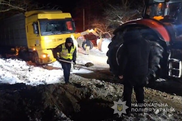 В Одесской области из-за непогоды застряла фура: на помощь пришли полицейские и фермеры В Одесской области из-за непогоды застряла фура: на помощь пришли полицейские и фермеры