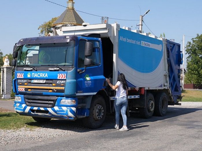 «Якось вантажники не змогли доїхати до роботи і довелося самій перевертати баки, кожний по 120 кубів»: єдина в Україні водійка сміттєвозу