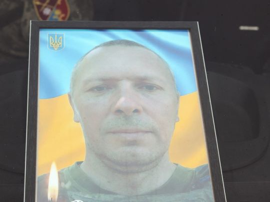 Півтора роки вважали зниклим безвісти: на Хмельниччині попрощалися з воїном, який загинув під Покровськом