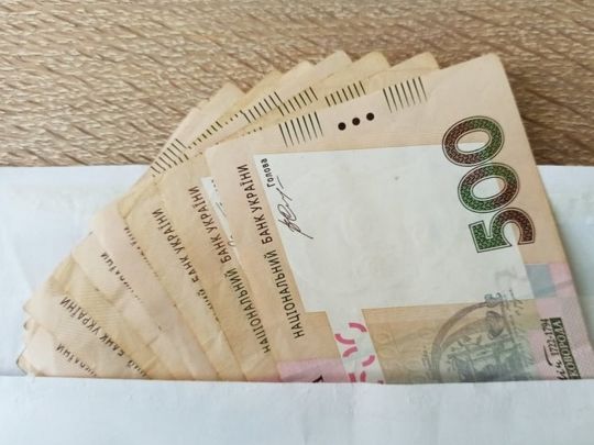 Середня зарплата зростає, але регіони не дотягують до вимог бронювання: що відомо про те, скільки платять українцям