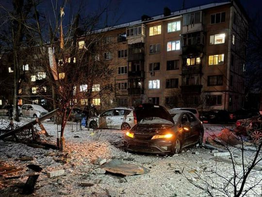 Росіяни атакували Київ балістикою і дронами: горять багатоповерхівки, є постраждалі (фото, відео)