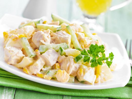 Салат з копченою куркою та кукурудзою: чудовий варіант і для звичайної вечері, і для святкової