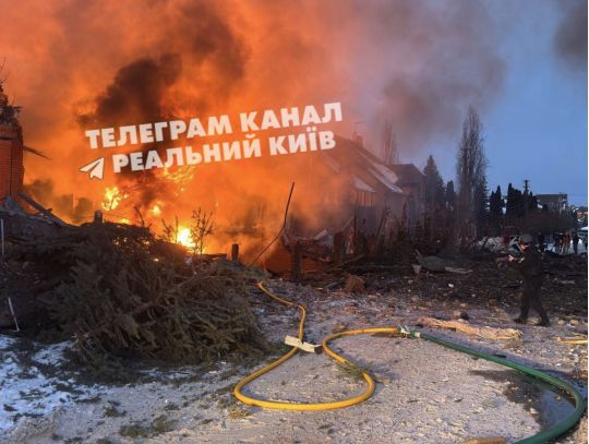 Сотні дронів та десятки ракет: уночі ворог масовано атакував Київ, є постраждалі (відео)