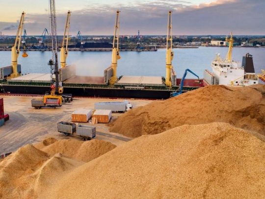 Збитки та зірвані контракти: як зимові атаки на інфраструктуру вдарили по українському експорту