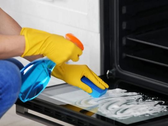 Бруд зникне сам: як швидко очистити духовку без тертя і зайвих зусиль