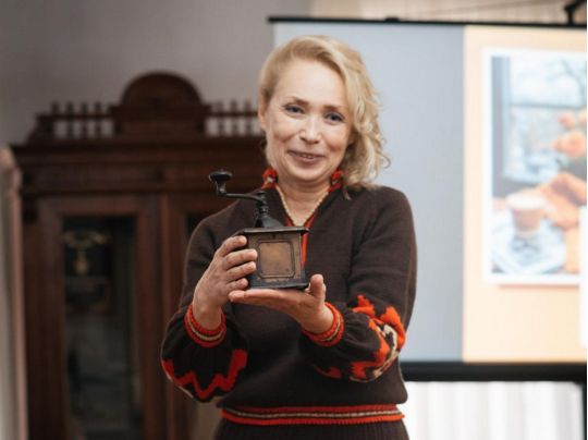 «Кава — це не фарба, а жива біоенергетична субстанція»: у Полтаві науковиця створює неймовірні картини, що оживають у смартфонах