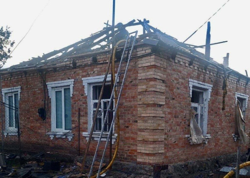 Нічна атака дронів: пошкоджено житлові будинки, локомотив електрички, автомобіль рятувальників (фото)