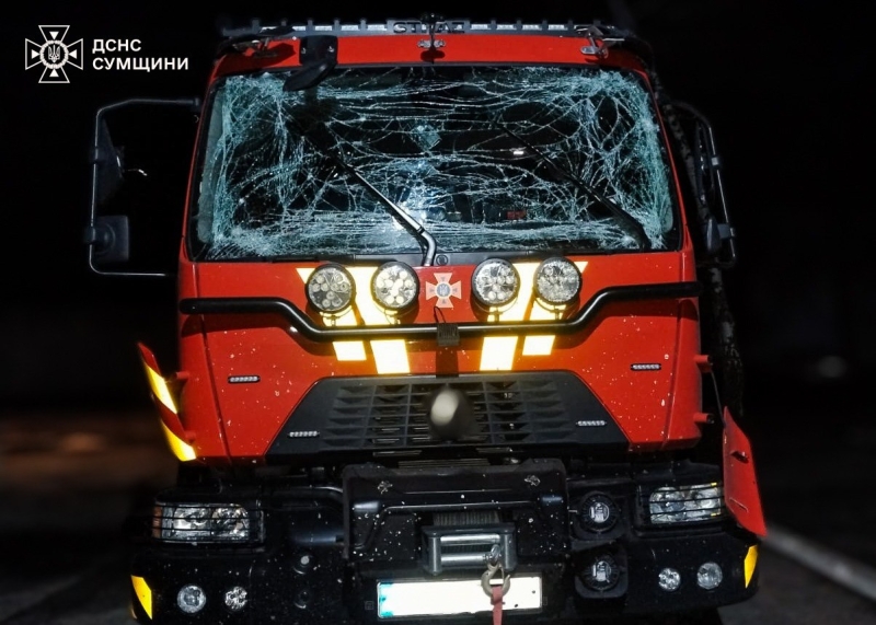 Нічна атака дронів: пошкоджено житлові будинки, локомотив електрички, автомобіль рятувальників (фото)