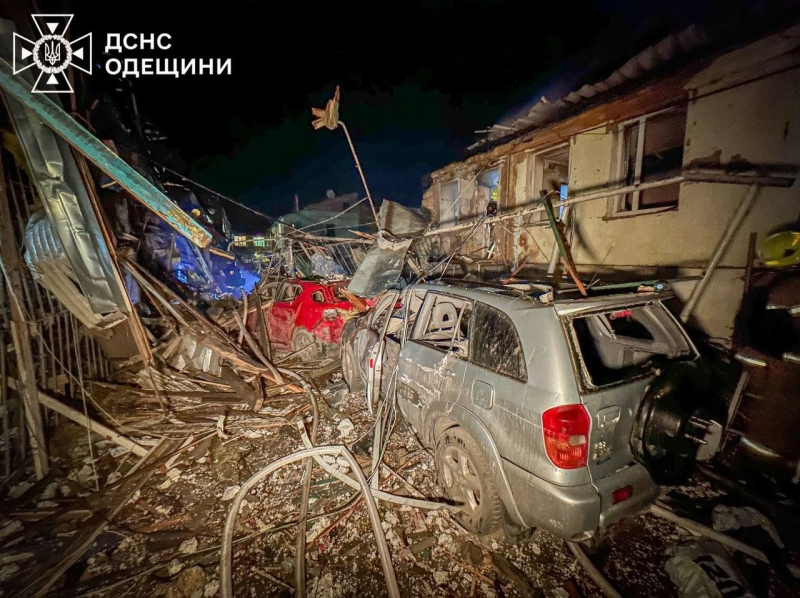 Горять будинки, триває розбір завалів, є загиблі та поранені: рф вдарила по українських містах (фото, відео)