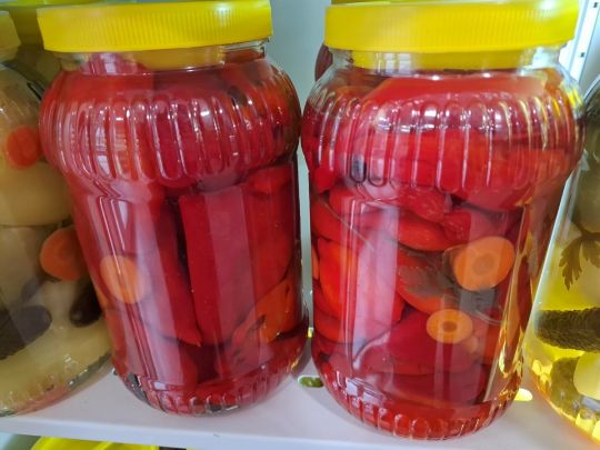 Як подавати соління на святковий стіл і їсти їх згідно з етикетом: деякі нюанси вас здивують