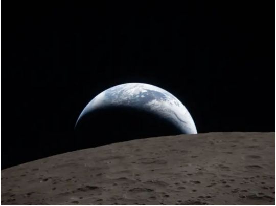 NASA показала перші фото з прольоту повз Місяць (фото)