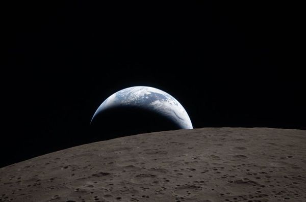 NASA показала перші фото з прольоту повз Місяць (фото)