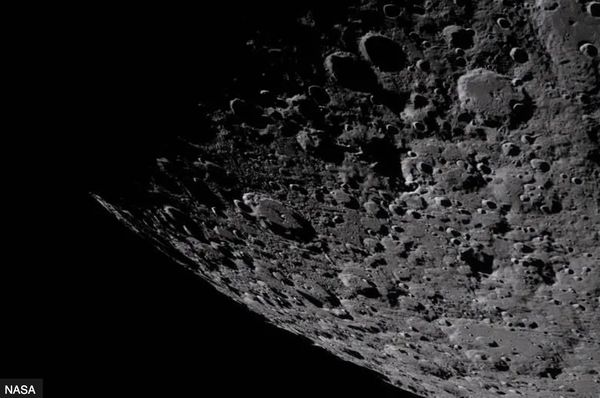 NASA показала перші фото з прольоту повз Місяць (фото)