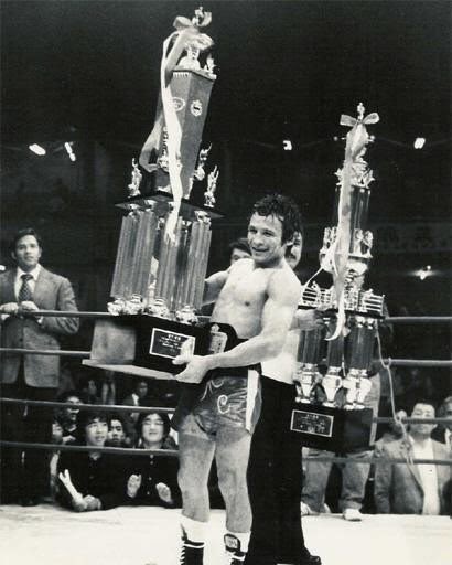Помер легендарний чемпіон світу з боксу, що аж 14 разів захистив свій титул (фото, відео)