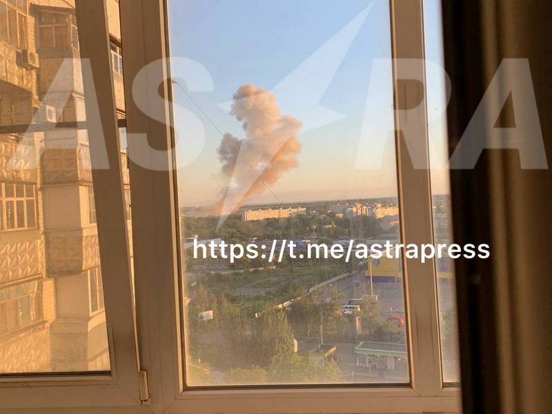 Авіазавод у Таганрозі, НПЗ у Туапсе та військовий аеродром у Воронежі зазнали ударів українських дронів (відео)