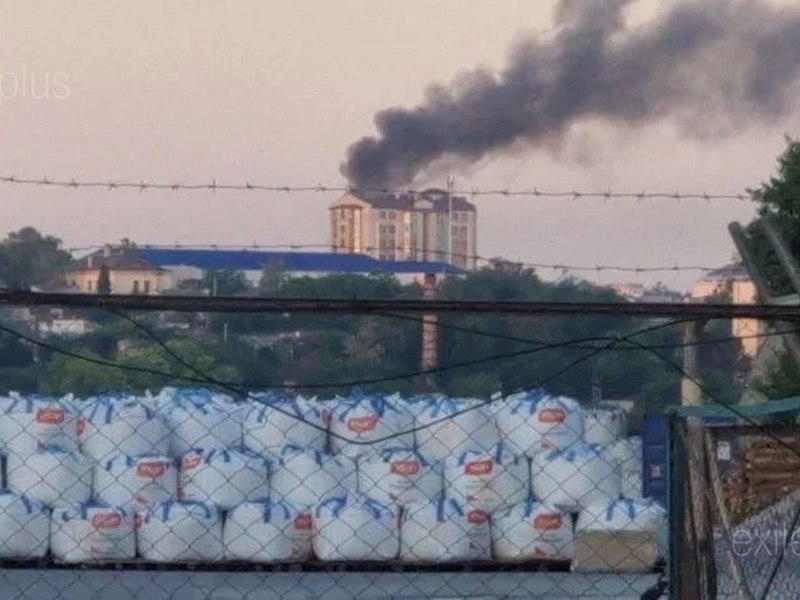 Авіазавод у Таганрозі, НПЗ у Туапсе та військовий аеродром у Воронежі зазнали ударів українських дронів (відео)
