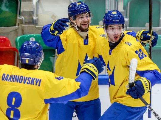 Україна через 20 років сенсаційно повернулася до елітного дивізіону світового хокею: відео неймовірних емоцій