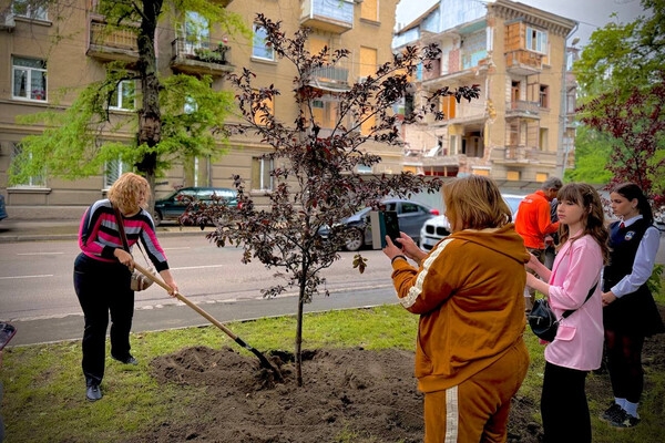В честь погибших детей: в Одессе заложили яблоневый "Сад памяти" В честь погибших детей: в Одессе заложили яблоневый "Сад памяти"