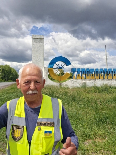 «Мотивують вдячні очі військових»: 66-річний волонтер з Полтавщини вирушив у черговий велотур, аби допомогти ЗСУ